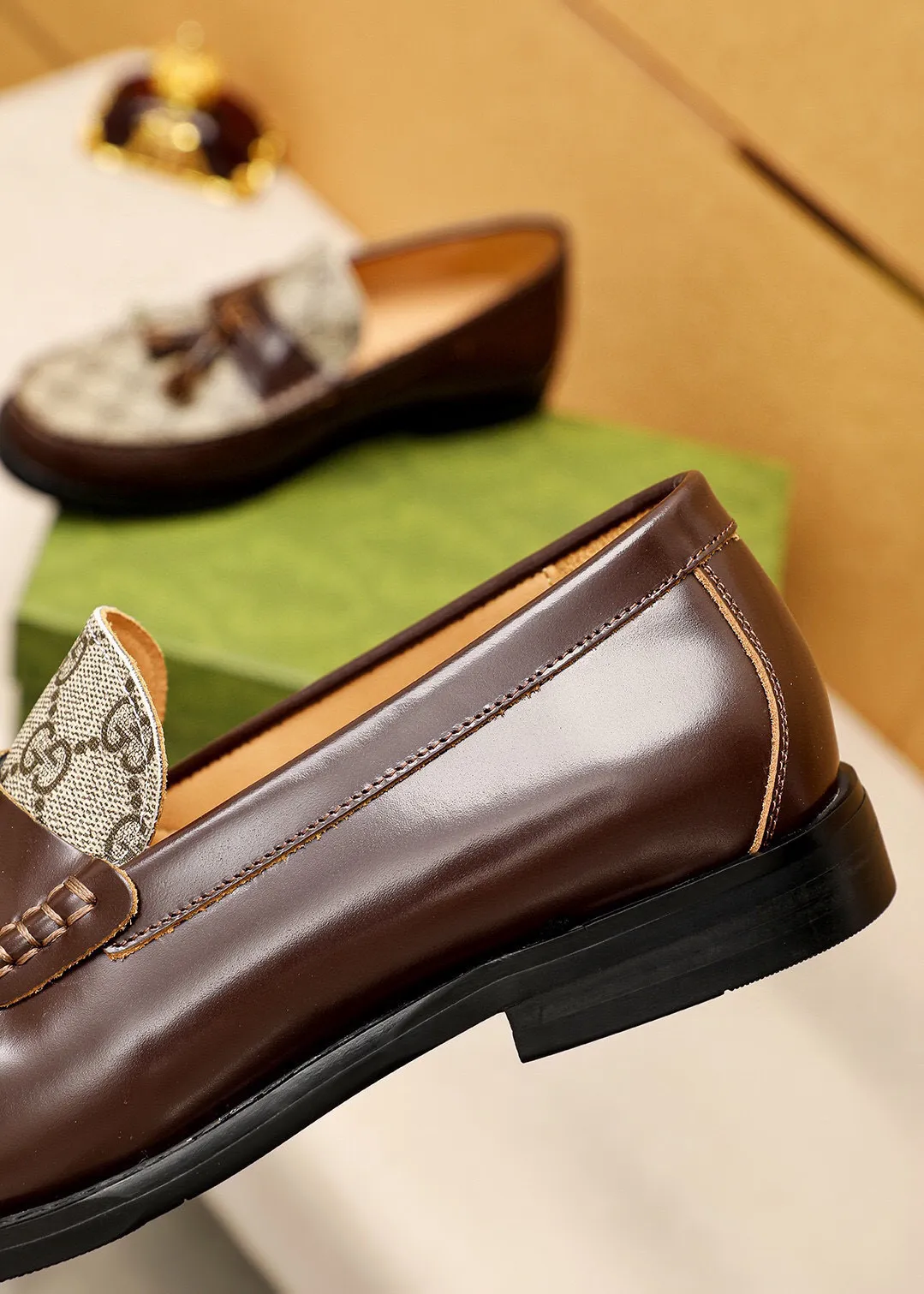 Men's shoes 💰480 💐 Product trademark: GUCCI "Gucci" casual leather shoes Regular size: 38-44 (45🉑️customized) Product materials: Selected imported first-layer open-edge beaded cowhide leather upper + luxury hardware buckle, imported water-dyed cowhide leather lining. Strong three-dimensional visual effect, combined outsole Color: 3⃣️colors available